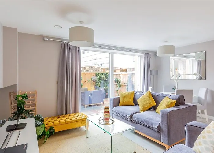 Deluxe Apartment Near Cabot Circus W Parking Sleeps 5